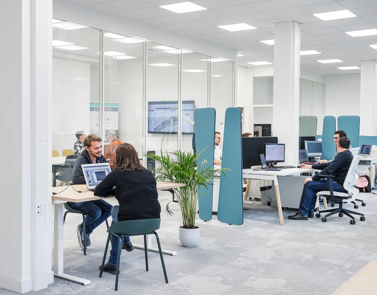 Échanges entre collaborateurs dans les espaces de travail d’HTT Project