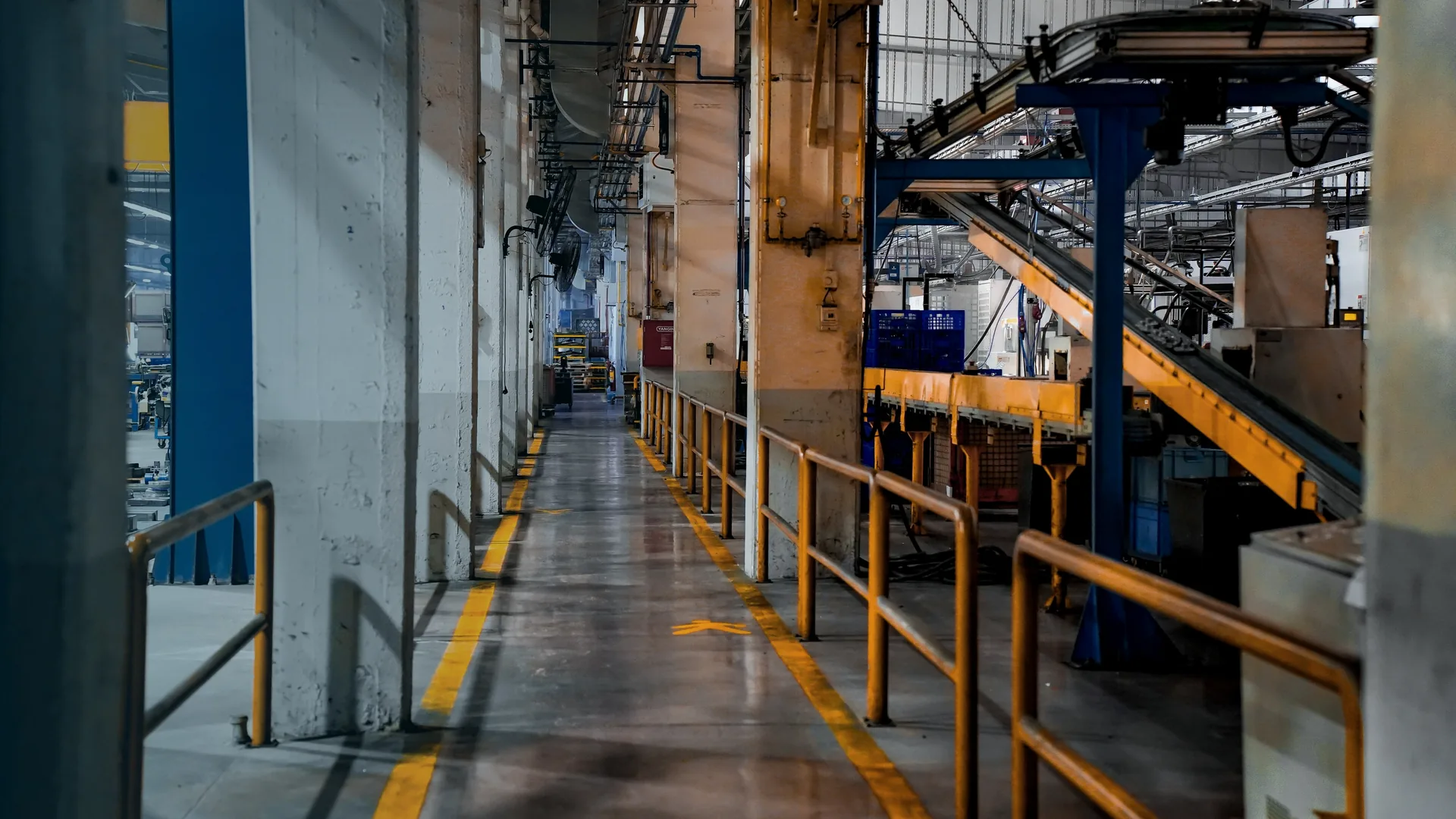 Allée d’un site industriel en activité